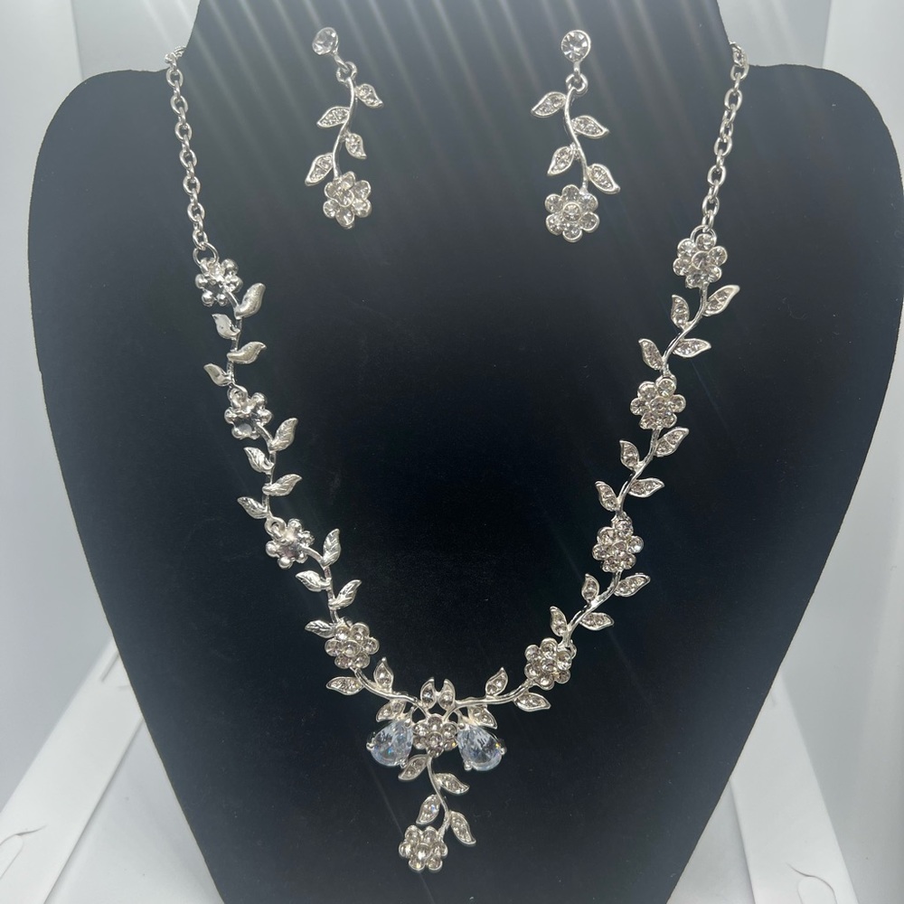 Necklace and earrings flowers .
